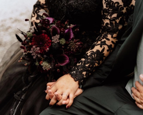 Brautstrauß für eine Gothic-Hochzeit im November in kräftigen Dunkelrot- und Lila-Tönen.