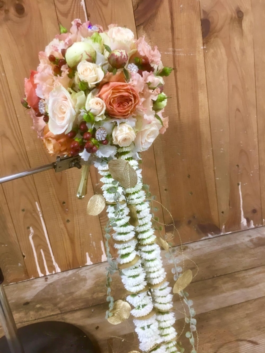 Brautstrauß in weiß, rosé und lachs mit Rosen und Hypericum.