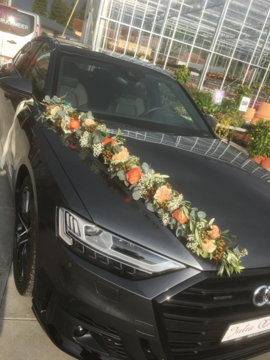 Blumengirlanden für das Brautauto.